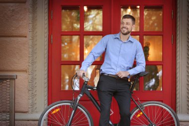 Bisiklet ile yakışıklı işadamı