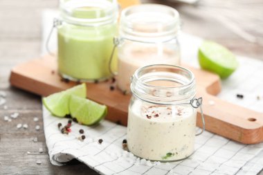 Salata için lezzetli sos ile jar 