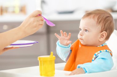 Kaşık ile kapalı besleme bebek anne