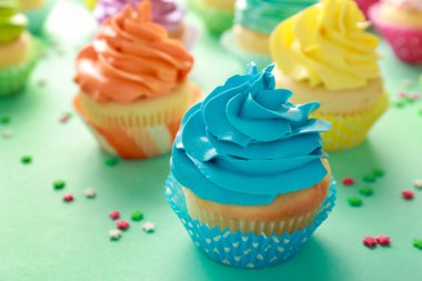 Renkli arka planda lezzetli kekler