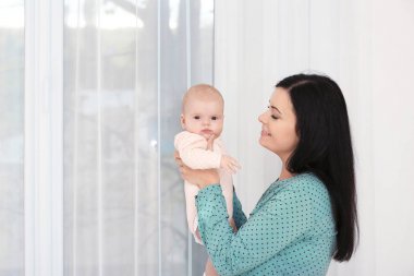 Genç anne ve tatlı bebek. 
