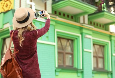 Genç kadın turist alarak fotoğraf açık havada