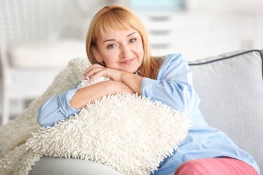 koltukta oturan Olgun kadın 