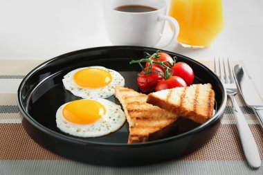Sahanda yumurta, tost ve kiraz domates ile plaka 