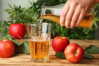 Elma suyu cam içine dökme kadın