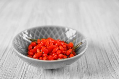Taze goji meyveleri ile kase 