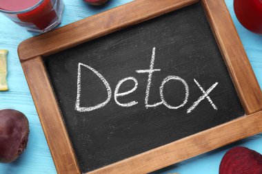 Word Detoks ve sebze tablo ile küçük kara tahta