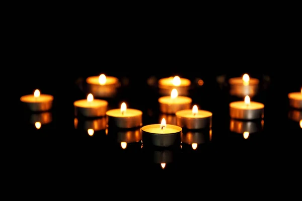 Candele accese sullo sfondo — Foto Stock