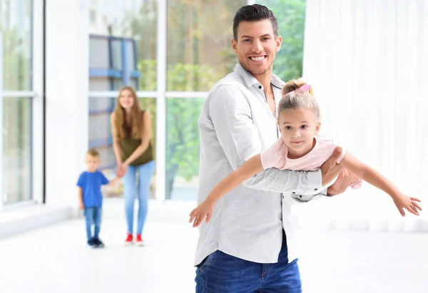 Feliz padre jugando con su hija en su nueva casa —  Fotos de Stock