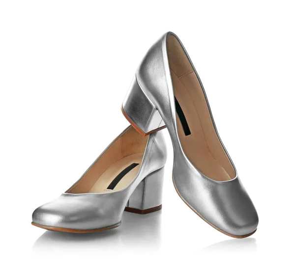 Пара серебряных женских туфель — стоковое фото