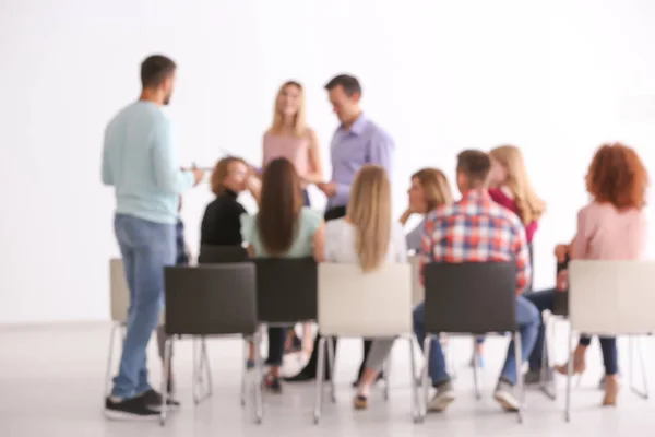 Verschwommene Sicht auf Menschen bei betrieblicher Ausbildung — Stockfoto