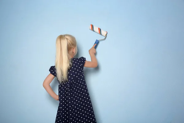 Little girl painting wall — Stock Photo, Image