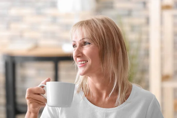 Зрелая женщина с кофе — стоковое фото