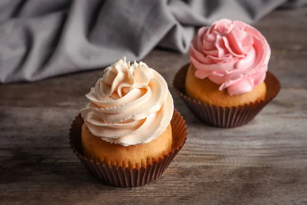 Cupcakes gostosos na mesa de madeira — Fotografia de Stock