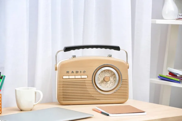 Rádio retro na mesa — Fotografia de Stock