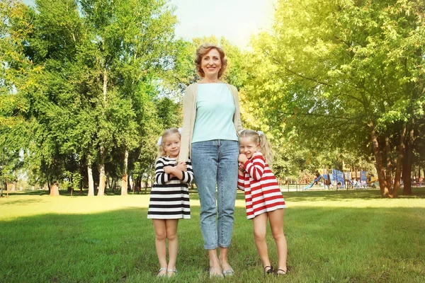 Rijpe vrouw met kleindochters in park — Stockfoto