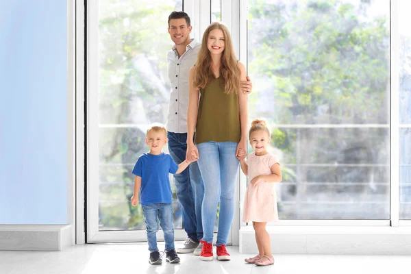 Família feliz em sua nova casa — Fotografia de Stock