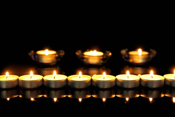 Brennende Kerzen auf Hintergrund — Stockfoto