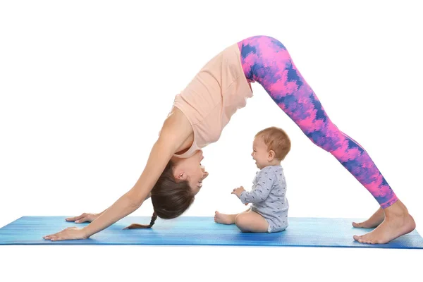 Jeune mère faisant du yoga avec bébé, isolée sur blanc — Photo