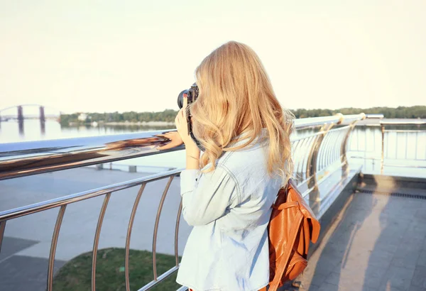 Молодая туристка фотографирует на открытом воздухе — стоковое фото