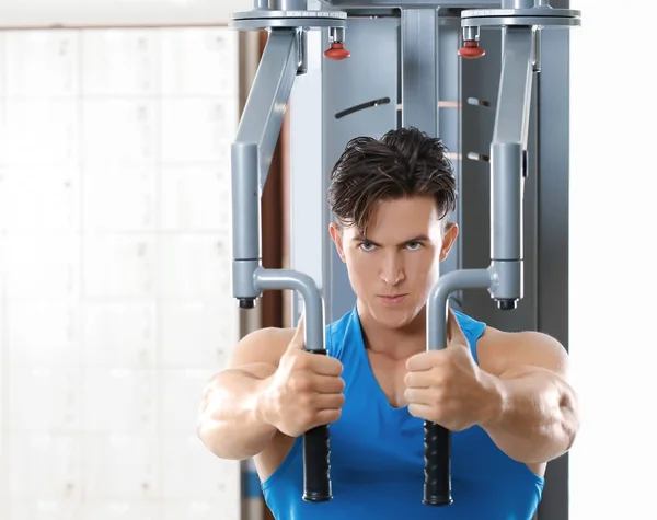 Muscular young man training — Stock Photo, Image