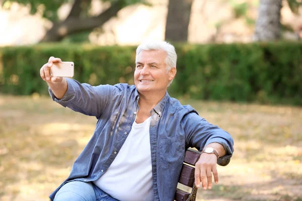 Maturo uomo prendendo selfie — Foto Stock