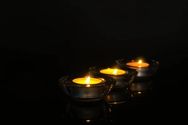 Hořící svíčky na pozadí — Stock fotografie