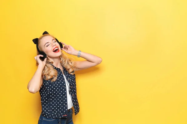 Menina hipster atraente ouvir música — Fotografia de Stock