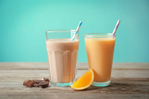 Orange and chocolate milkshakes — Stock Photo, Image
