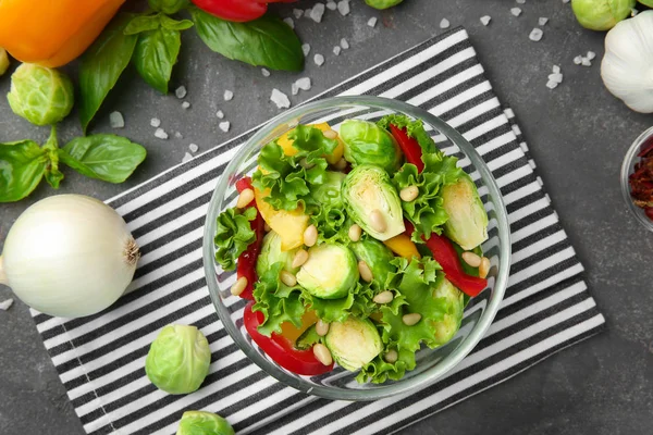 Bol de salade savoureuse aux choux de Bruxelles — Photo