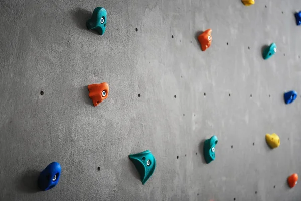 Pared gris con soportes de escalada — Foto de Stock