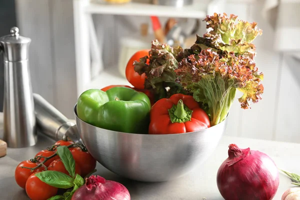 Bol avec légumes sur la table — Photo