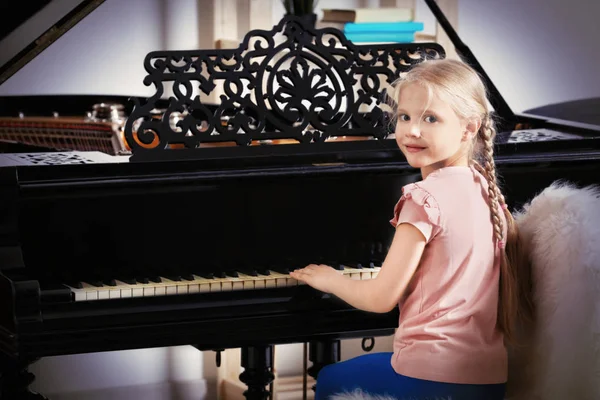 Petite fille jouant du piano à l'intérieur — Photo