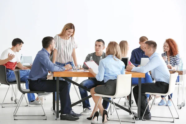 Grupo de personas con formador empresarial en el seminario — Foto de Stock