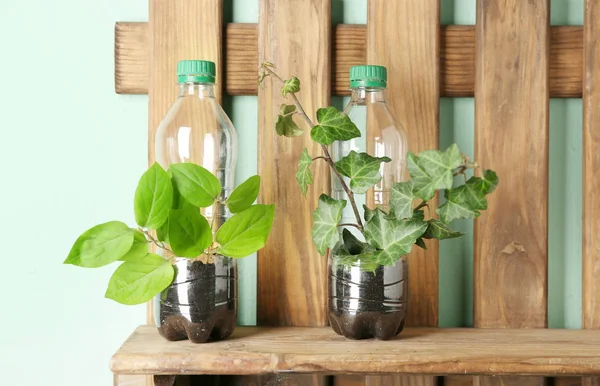 Holzregal mit Plastikflasche — Stockfoto