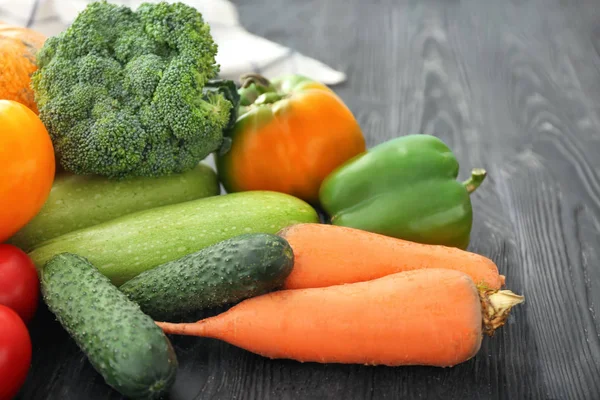 Färska grönsaker på bordet — Stockfoto