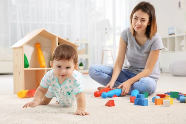 Мать с маленьким мальчиком играют дома — стоковое фото