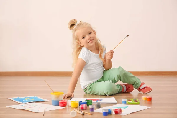 Милая Девушка Рисует Картину Листе Бумаги Помещении — стоковое фото