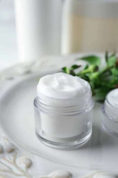 Burk med body cream — Stockfoto