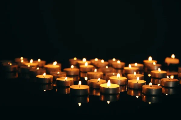 Горящие свечи на заднем плане — стоковое фото