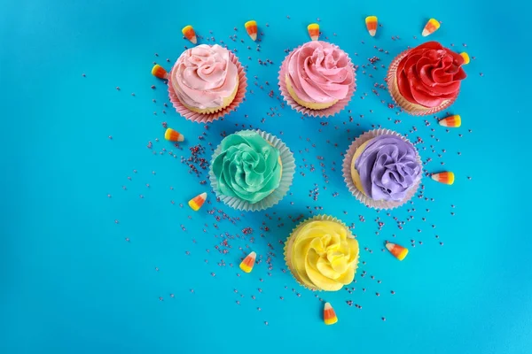 Cupcakes saborosos no fundo da cor — Fotografia de Stock