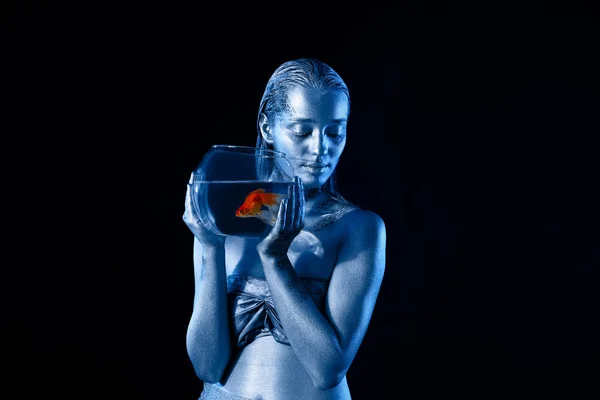 Piękna młoda kobieta z niesamowite ultrafioletowe jako ryby na ciemnym tle. Koncepcja znaki zodiaku — Zdjęcie stockowe