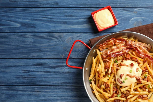 Gericht mit Pommes frites, Speck und Soße — Stockfoto