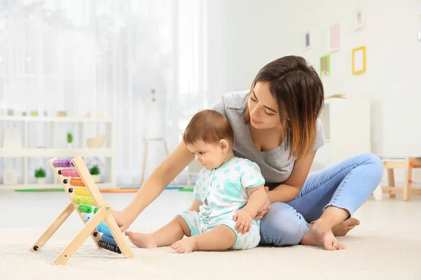 Mama cu baietelul care se joaca acasa — Fotografie, imagine de stoc