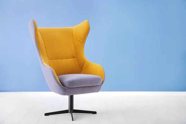 Fauteuil élégant sur fond de mur bleu — Photo