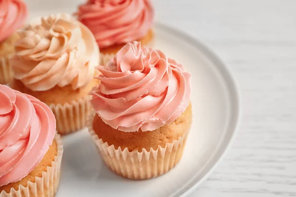 Plate with yummy cupcakes — Stock Photo, Image