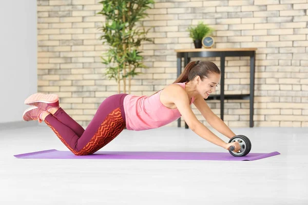 Entrenamiento de mujeres en casa —  Fotos de Stock