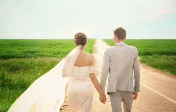 Bella coppia il giorno del matrimonio — Foto Stock