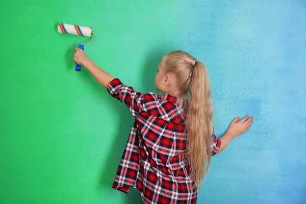 Liten flicka måla vägg — Stockfoto