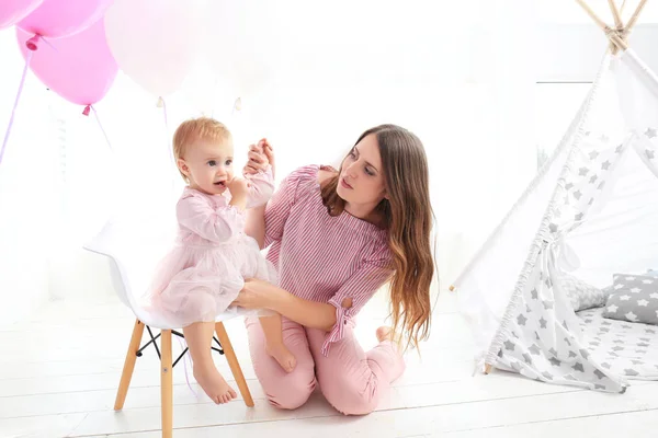 若い母親とかわいい赤ちゃん、自宅の誕生日を祝う — ストック写真